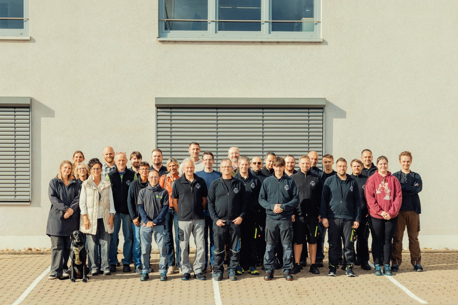 Das Team von Recknagel / ERATAC vor dem Firmengebäude